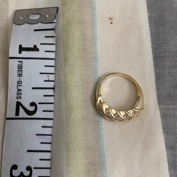 Twist baguette croissant ring with cubic zirconia stones - Picture 6 of 7